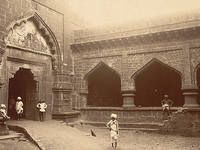 Teen Darwaza