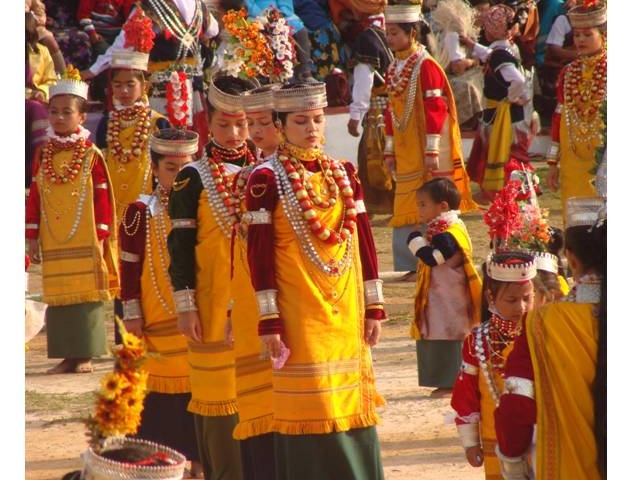 meghalaya-the-shad-suk-mynsiem-festival-from-walk-with-9-lives